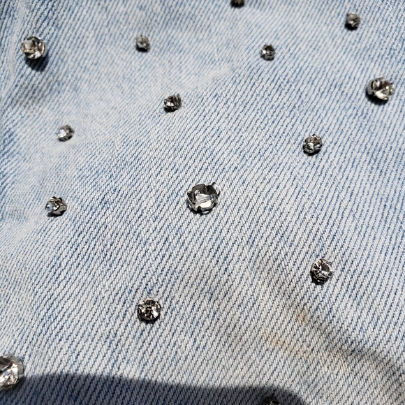 White Fox high rise raw hem acid wash jean shorts - Picture 4 of 9